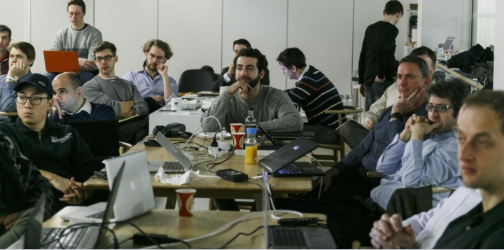 команда разработчиков обсуждает архитектуру блокчейна